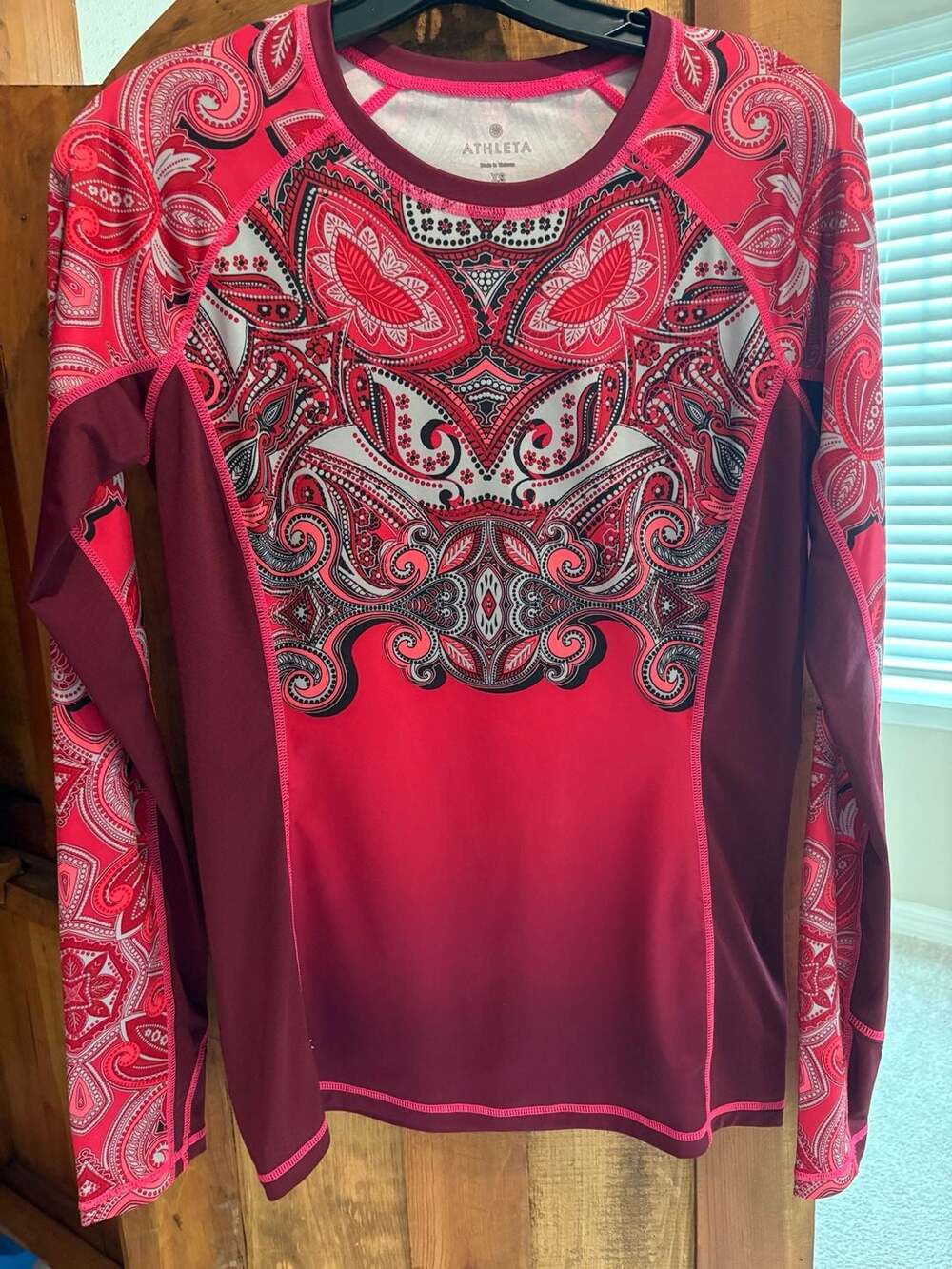 Athleta Runaway Long Sleeve Top Size XS Red Paisley Athletic Shirt